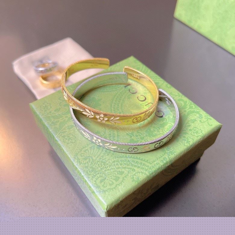 G*u*i bracelets